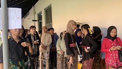 Peserta Upacara Padati Museum Kebangkitan Nasional dengan Pakaian Adat