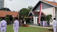 Rangkaian upacara berlangsung lancar dan khidmat dipimpin oleh Drs. Pustanto M.M, Ketua Tim Museum dan Galeri MCB sebagai pembina upacara. Dengan tema ‘Bangkit Untuk Indonesia Emas’ Pustanto juga turut sampaikan harapan agar masyarakat dapat menghadapi tantangan abad kedua pada era digital.