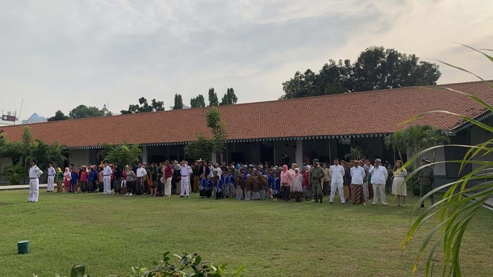 Museum Kebangkitan Nasional gelar upacara Hari Kebangkitan Nasional. Berbagai peserta tampil percaya diri sambil menggunakan berbagai pakaian tradisional nusantara.