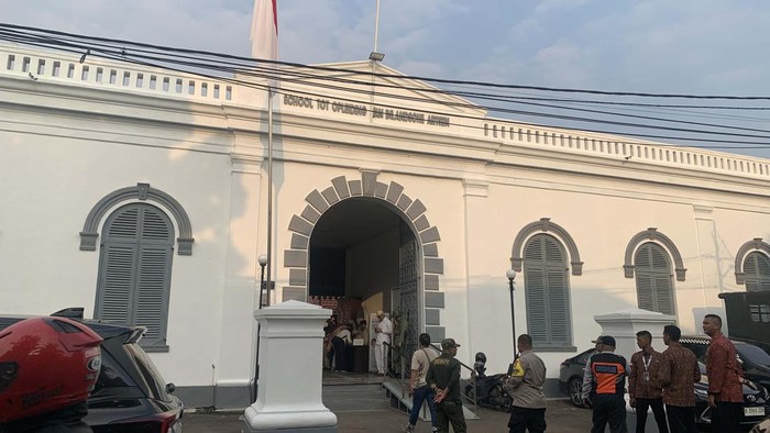 Peserta Upacara Padati Museum Kebangkitan dengan Pakaian Adat Museum Kebangkitan Nasional gelar upacara Hari Kebangkitan Nasional. Berbagai peserta tampil percaya diri sambil menggunakan berbagai pakaian tradisional nusantara.
