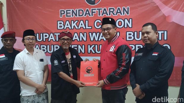 Arif Nurcahyo (blangkon) ketika mengembalikan formulir pendaftaran Cabup-Cawabup di PDIP Kulon Progo, Senin (20/5/2024).