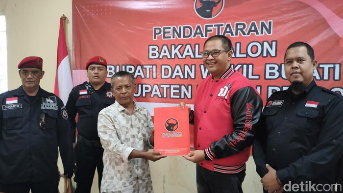 Perwakilan eks Bupati Kulon progo Sutedjo saat mengambil formulir pendaftaran Cabup-Cawabup di PDIP Kulon Progo, Senin (20/5/2024).