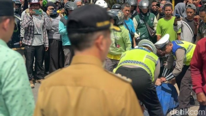 Pj Walkot Palembang Ratu Dewa mengecek lokasi kecelakaan pemotor terlindas truk.