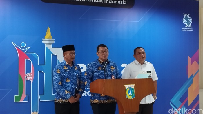 Plt Kepala Dinas Pendidikan DKI Jakarta Budi Awaludin (tengah) dalam acara pembukaan pendaftaran PPDB 2024. Foto: Belia/detikcom
