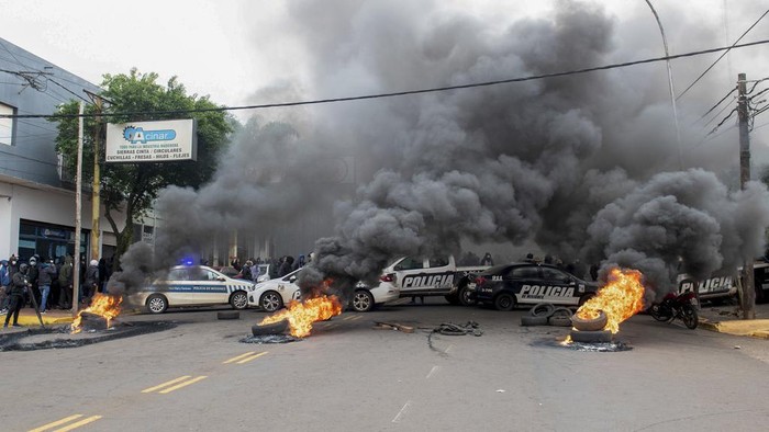 Provincial police officers, teachers and health workers assemble during protests demanding salary increases in Posadas, Misiones, Argentina, on Sunday, May 19, 2024. (AP Photo/Federico Gross)