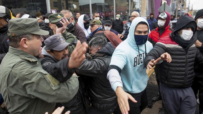Polisi di Argentina Bakar Ban Saat Demo Tuntut Naik Gaji Provincial police officers, teachers and health workers assemble during protests demanding salary increases in Posadas, Misiones, Argentina, on Sunday, May 19, 2024. (AP Photo/Federico Gross)