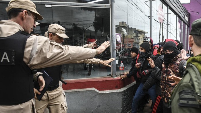Polisi di Argentina Bakar Ban Saat Demo Tuntut Naik Gaji Provincial police officers, teachers and health workers assemble during protests demanding salary increases in Posadas, Misiones, Argentina, on Sunday, May 19, 2024. (AP Photo/Federico Gross)