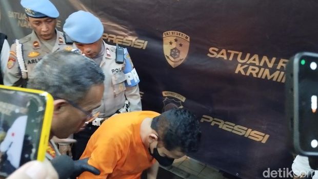 Polisi mengatakan tersangka polisi gadungan yakni Lukman Hakim (40) terobsesi menjadi polisi. Lukman sempat ikut tes masuk Polri namun gagal. (Maulana Ilhami Fawdi/detikcom)