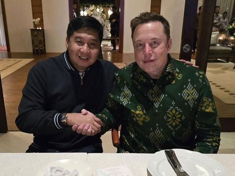 Politikus Gerindra Maruarar Sirait bersalaman dengan CEO SpaceX Elon Musk di Bali, Minggu (19/5/2024).