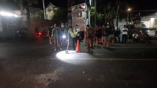 Anggota Polres Buleleng melakukan olah tempat kejadian perkara kecelakaan maut di Jalan Singaraja-Lovina, Buleleng, Bali. Kecelakaan terjadi Minggu (19/5/2024) dini hari.