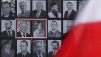 Pada tanggal 10 April 2010, sebuah pesawat Tupolev 154 yang membawa 96 orang termasuk Presiden Polandia Lech Kaczynski dan istrinya tiba di Bandara Smolensk Rusia, di mana mereka akan menghadiri upacara memperingati Pembantaian Katyn, di mana sekitar 22.000 orang Polandia dieksekusi mati selama periode Stalin. Saat mendarat, pesawat jatuh ke kawasan hutan. Tidak ada yang selamat dalam peristiwa itu. (Sean Gallup/Getty Images)