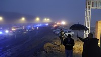 Kantor berita Iran, Tasnim, melaporkan sembilan orang yang berada di helikopter nahas itu termasuk Menteri Luar Negeri Iran Hossein Amir Abdollahian, Gubernur Provinsi Azerbaijan Timur Malek Rahmati, imam salat Jumat Tabriz Imam Mohammad Ali Alehashem, seorang pilot, kopilot, kepala kru, kepala keamanan, dan pengawal lainnya. (Azin Haghighi/Moj News Agency via AP) 