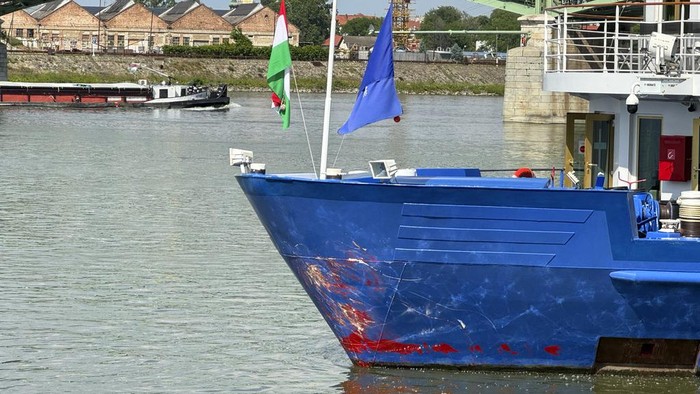 Potret Kapal Pesiar yang Tergores Usai Tabrakan dengan Perahu di Sungai Danube Sebuah perahu motor kecil bertabrakan dengan kapal pesiar di Sungai Danube, Budapest Hongaria, Sabtu (18/5) malam. Bagian depan kapal pesiar ditemukan tanda-tanda kerusakan.