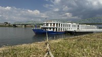 Kecelakaan itu dilaporkan pada Sabtu malam setelah seorang pria ditemukan dengan luka di kepala berdarah di dekat jalan utama di tepi sungai dekat Veroce, 55 km (34 mil) utara Budapest.