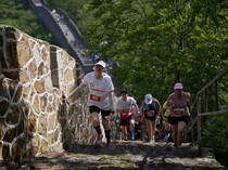 Potret Keseruan Lari Marathon di Tembok Besar China