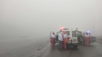 Kondisi cuaca buruk dan kabut tebal menyulitkan tim penyelamat untuk mencapai lokasi kecelakaan.