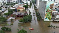 Pemerintah telah membentuk sekretariat luar biasa di Porto Alegre, yang memiliki peringkat seperti kementerian, untuk mengoordinasikan upaya bantuan dan pemulihan hingga Februari 2025. Selain upaya pemerintah, statistik menunjukkan bahwa lebih dari 15.000 sukarelawan dari seluruh Brasil telah berkontribusi dalam bantuan bencana di wilayah tersebut. REUTERS/Diego Vara