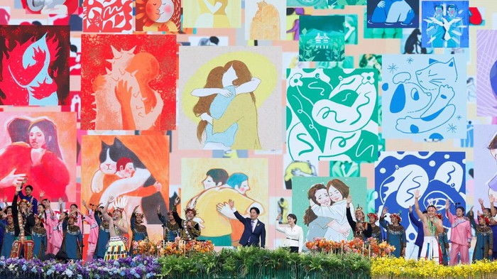 Taiwan's new President Lai Ching-te and new Vice President Hsiao Bi-khim join performers on stage during their inauguration ceremony outside the Presidential office building in Taipei, Taiwan May 20, 2024. REUTERS/Carlos Garcia Rawlins