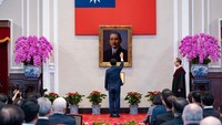 Lai dilantik di kantor kepresidenan era kolonial Jepang di pusat kota Taipei, menggantikan Tsai Ing-wen, yang menjabat sebagai wakil presiden selama empat tahun terakhir. Taiwan Presidential Office via REUTERS
