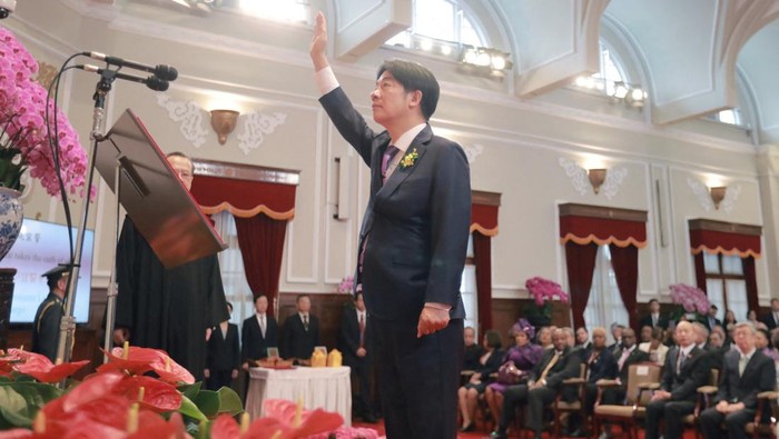 Presiden Baru Taiwan Resmi Dilantik, Ini Potretnya Taiwan's new President Lai Ching-te takes his oath during the inauguration ceremony at the Presidential Office Building in Taipei,Β TaiwanΒ in this handout image released May 20, 2024. Taiwan Presidential Office/Handout via REUTERS ATTENTION EDITORS - THIS IMAGE WAS PROVIDED BY A THIRD PARTY. NO RESALES. NO ARCHIVES.