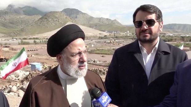 Presiden Iran Ebrahim Raisi saat mengunjungi proyek bendungan beberapa jam sebelum insiden helikopter. (Tangkapan Layar Video Reuters/POOL VIA WANA)