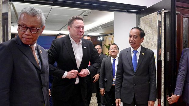 Presiden Joko Widodo bertemu dengan CEO SpaceX dan Tesla, Elon Musk, di sela-sela Konferensi Tingkat Tinggi (KTT) World Water Forum ke-10 yang berlangsung di Bali International Convention Center (BICC), Kabupaten Badung, Provinsi Bali pada Senin, 20 Mei 2024. Presiden Jokowi dan Elon Musk antara lain membahas akselerasi transformasi digital di Indonesia hingga potensi pengembangan investasi di Indonesia. (Dok: Biro Pers Sekretariat Presiden RI)