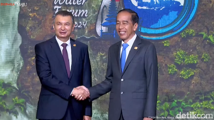 Presiden Jokowi menyambut kedatangan kepala negara di KTT World Water Forum ke-10 di Bali hari ini. (Dok. YouTube Setpres)
