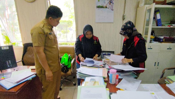 Proses penggeledahan oleh Kejati Jabar