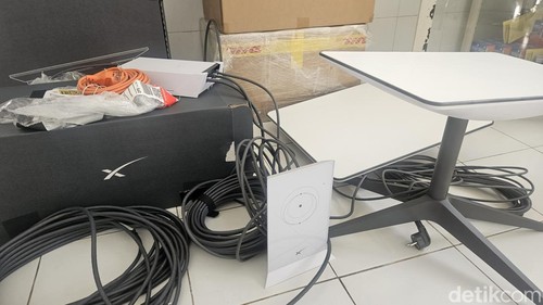 Perangkat internet Starlink di Pustu Bungbungan Klungkung diletakkan di salah satu ruang rawat pasien, Senin (20/5/2024).