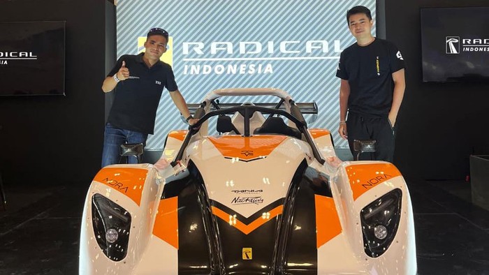 Radical Motorsport dan Sekuya Promosikan Mandalika di Elite Showcase Pembalap Senna Iriawan bersama dengan CEO Sekuya, Joshua Budiman saat menampilkan mobil kerjasama antara Radical Motorsport dengan Sekuya pada gelaran The Elite Showcase 2024 yang berlangsung di ICE BSD Tangerang, Sabtu (18/05/2024).