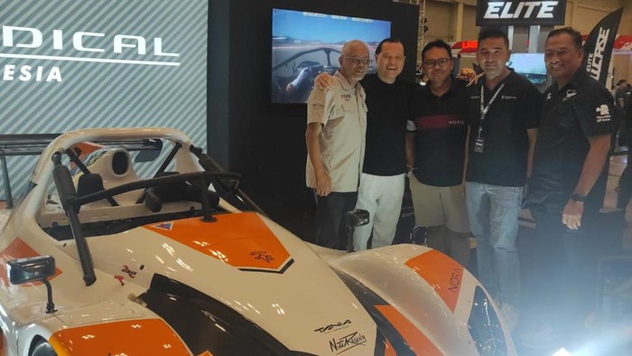 Pembalap Senna Iriawan bersama dengan CEO Sekuya, Joshua Budiman saat menampilkan mobil kerjasama antara Radical Motorsport dengan Sekuya pada gelaran The Elite Showcase 2024 yang berlangsung di ICE BSD Tangerang, Sabtu (18/05/2024).