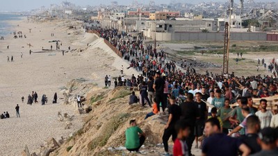 Ratusan Warga Gaza Kumpul di Pantai Berharap Bantuan