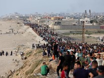 Ratusan Warga Gaza Kumpul di Pantai Berharap Bantuan