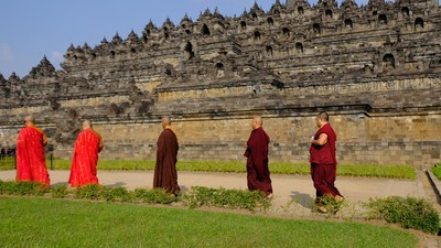 Momen Para Bhikkhu Mengelilingi Candi Borobudur