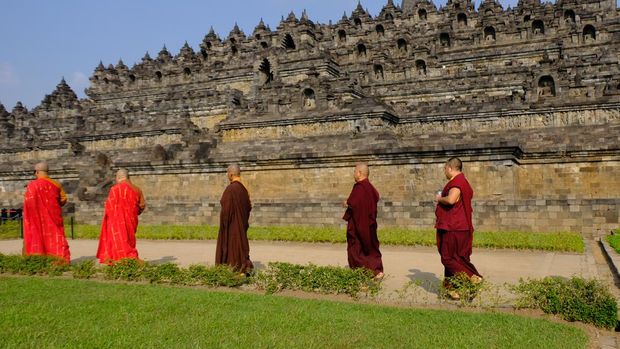 Sejumlah Bhikkhu memimpin ritual  San Bu Yi Bai  atau Tiga Langkah Satu Namaskara mengelilingi Candi Borobudur, Magelang, Jawa Tengah, Senin  (20/5/2024). Ritual Tiga Langkah Satu Namaskara merupakan rangkaian perayaan Tri Suci  Waisak 2024 yang dilakukan menurut tradisi Mahayana . ANTARA FOTO/Anis Efizudin/foc.