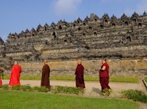 Momen Para Bhikkhu Mengelilingi Candi Borobudur