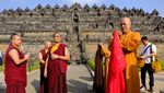 Momen Para Bhikkhu Mengelilingi Candi Borobudur