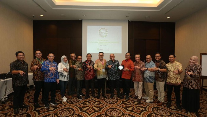 Presiden Direktur PT Bundamedik Tbk (BMHS) Agus Heru Darjono - Dewan Penasihat ROBOMEDISIA ROBOMEDISIA, Prof. Dr. dr. Wachyu Hadisaputra, Sp.OG-KFER, - Ketua ROBOMEDISIA Dr. dr. Ivan Rizal Sini,GDRM, MMIS, FRANZCOG, Sp.OG - Direktur Tata Kelola Pelayanan Kesehatan Kementerian Kesehatan RI dr. Sunarto, M.Kes - Ketua Umum ROBOMEDISIA Prof. dr. Agus Rizal H.A. Hamid, Sp.U(K), FICRS, PhD - Wakil Ketua Umum ROBOMEDISIA Dr. dr. Reno Rudiman, MSc, SpB-Subsp BD (K), FICS, FCSI saat acara peluncuran Perkumpulan Robotik Medik Indonesia (Robomedisia) di Jakarta Selatan, Sabtu (18/5).