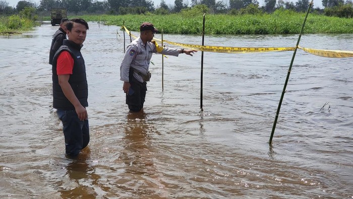 Ruas jalan di Langgam, Kampar, terendam banjir akibat pembukaan pintu air PLTA Koto Panjang, Kampar, Riau. (Dok Polsek Langgam)