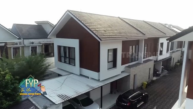 Inilah penampakan rumah baru yang dihuni Arafah Rianti dan adiknya, Halda Rianta, di kawasan Jagakarsa, Jakarta Selatan. Rumah yang berada di sebuah cluster tersebut hadir dalam desain minimalis yang modern. (Foto: YouTube/Trans7 Official)