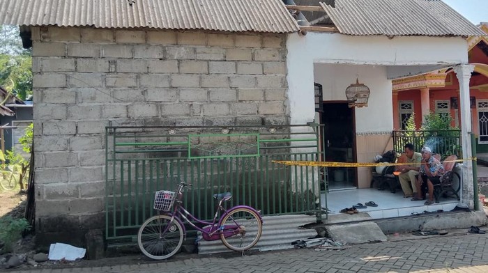 Rumah watga di Pasuruan dipasang garis polisi usai dilempar bondet