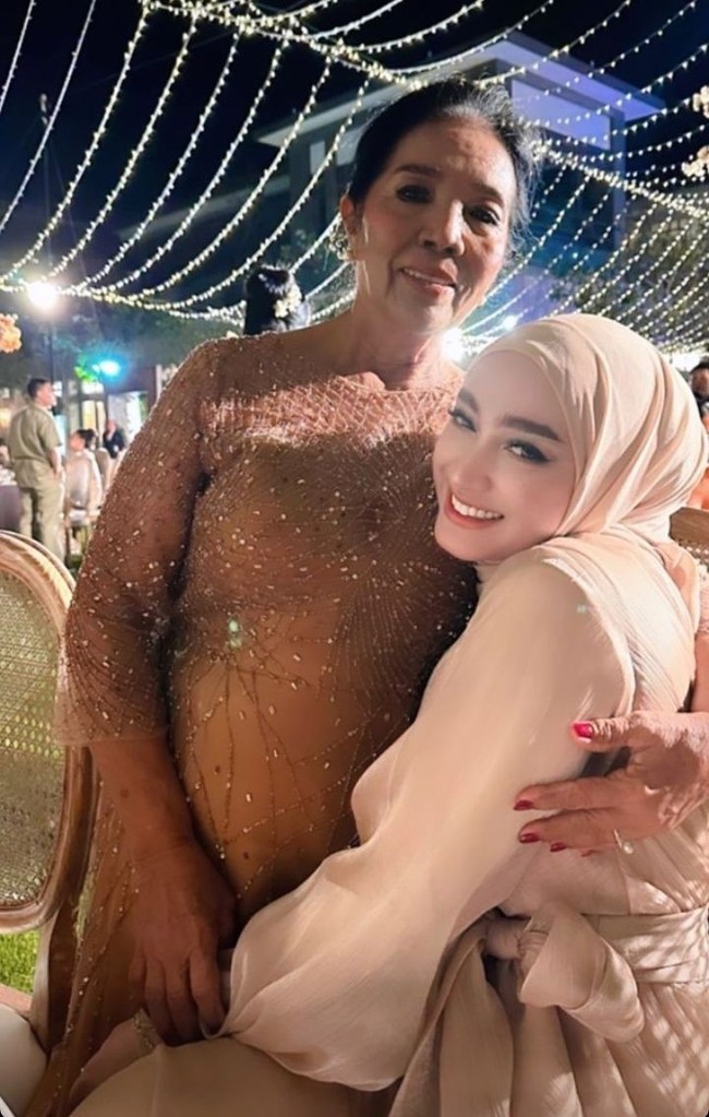 Tak hanya berpose dengan mempelai dan anak-anak Sule, Santyka juga berpose bersama anggota keluarga lainnya. Terus memamerkan senyumnya, kekasih Sule itu tampak begitu bahagia. Foto: Instagram/@santykafauziah