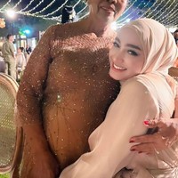 Tak hanya berpose dengan mempelai dan anak-anak Sule, Santyka juga berpose bersama anggota keluarga lainnya. Terus memamerkan senyumnya, kekasih Sule itu tampak begitu bahagia. Foto: Instagram/@santykafauziah