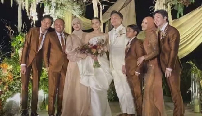 Sudah dekat dengan anak-anak Sule, Santyka tampak ikut berpose bersama kedua mempelai dan anak-anak Sule lainnya. Terlihat Santyka bersama Sule dan anak-anaknya tampil kompak. Foto: Instagram/@santykafauziah