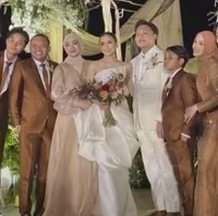 Sudah dekat dengan anak-anak Sule, Santyka tampak ikut berpose bersama kedua mempelai dan anak-anak Sule lainnya. Terlihat Santyka bersama Sule dan anak-anaknya tampil kompak. Foto: Instagram/@santykafauziah