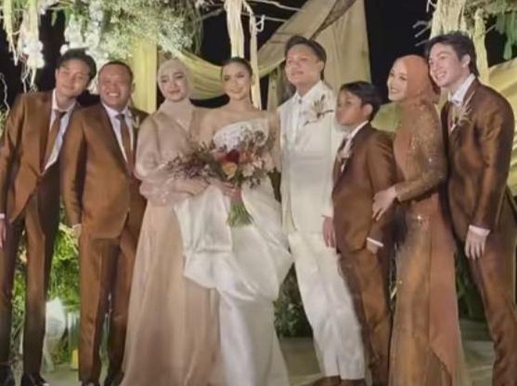 8 Pesona Santyka Fauziah Pacar Sule Hadiri Resepsi ke-2 Mahalini di Bali