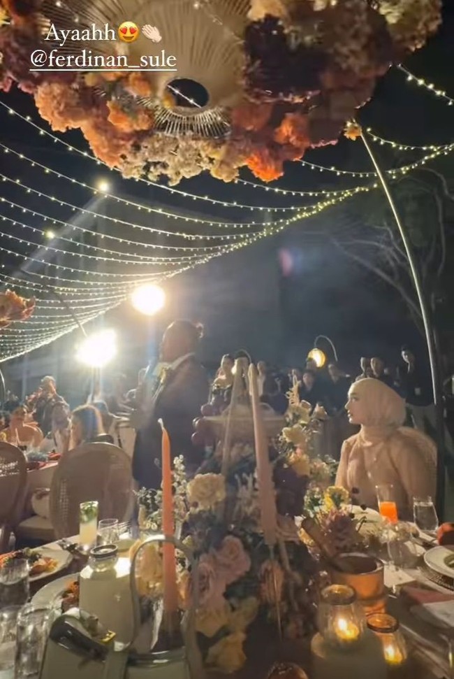 Sule dan Santyka tampak selalu bersama. Di momen dinner, Santyka juga terlihat duduk di sebelah Sule. Foto: Instagram/@aanstory