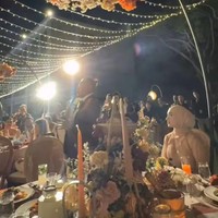 Sule dan Santyka tampak selalu bersama. Di momen dinner, Santyka juga terlihat duduk di sebelah Sule. Foto: Instagram/@aanstory