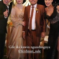 Santyka memang selalu terlihat hadir di rangkaian acara Rizky Febian dan Mahalini. Ia tampak setia menemani sang kekasih, Sule. Foto: Instagram/@edrictjandra