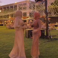 Santyka hadir mengenakan busana berwarna coklat muda. Meski kali ini busananya itu tak seragam dengan anggota keluarga Sule, namun warnanya tetap terlihat senada. Foto: Instagram/@santykafauziah